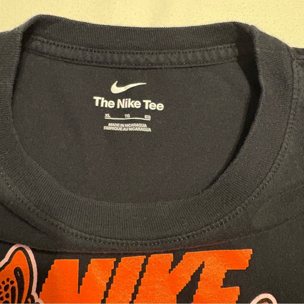 Black Nike T-shirt featuring an orange butterfly graphic logo - Picture 4 of 6